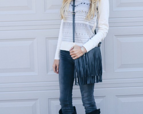 casual-holiday-sweater-outfit-riding-boots-fringe-bag